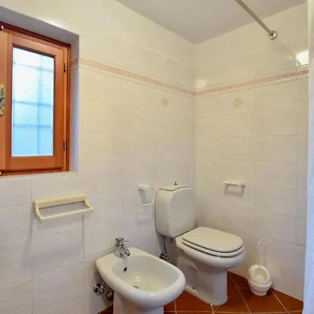2 Bedroom Beautiful In Сasa de vacaciones Massarosa