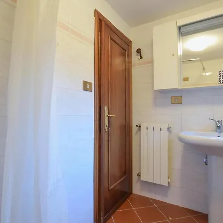 Сasa de vacaciones 2 Bedroom Beautiful In Massarosa
