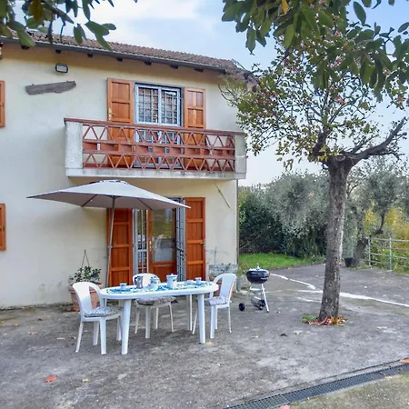 Сasa de vacaciones 2 Bedroom Beautiful In Massarosa